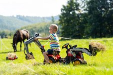Falk Šlapací traktor Vintage se lžící, bagrem a přívěsem, červený