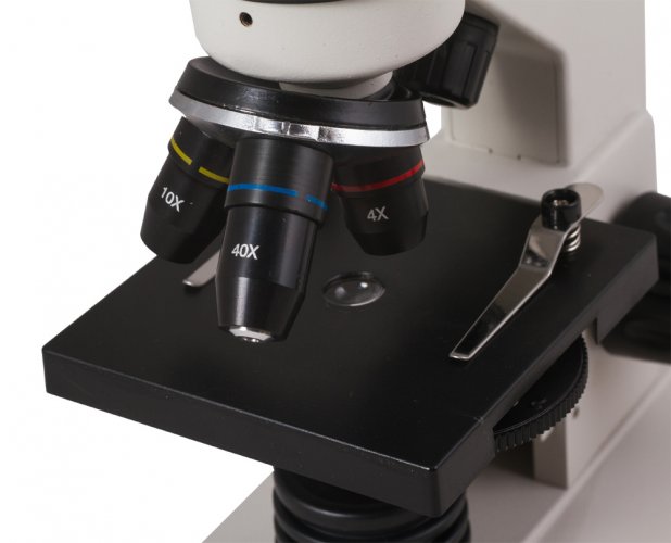 Mikroskop s troma objektívmi