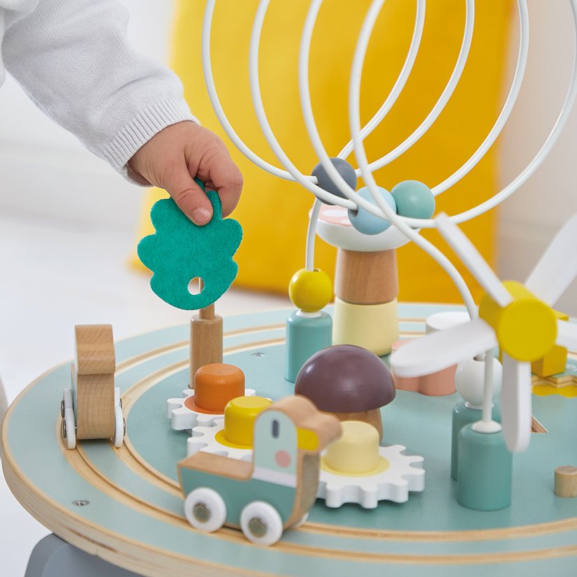 Janod Sweet Cocoon Dřevěný motorický stolek s aktivitami Zahrada