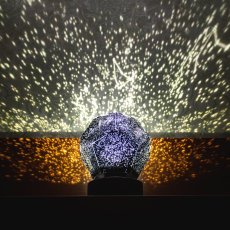 Projektor nočnej oblohy Discovery Star Sky P7 - projekcia na stenu